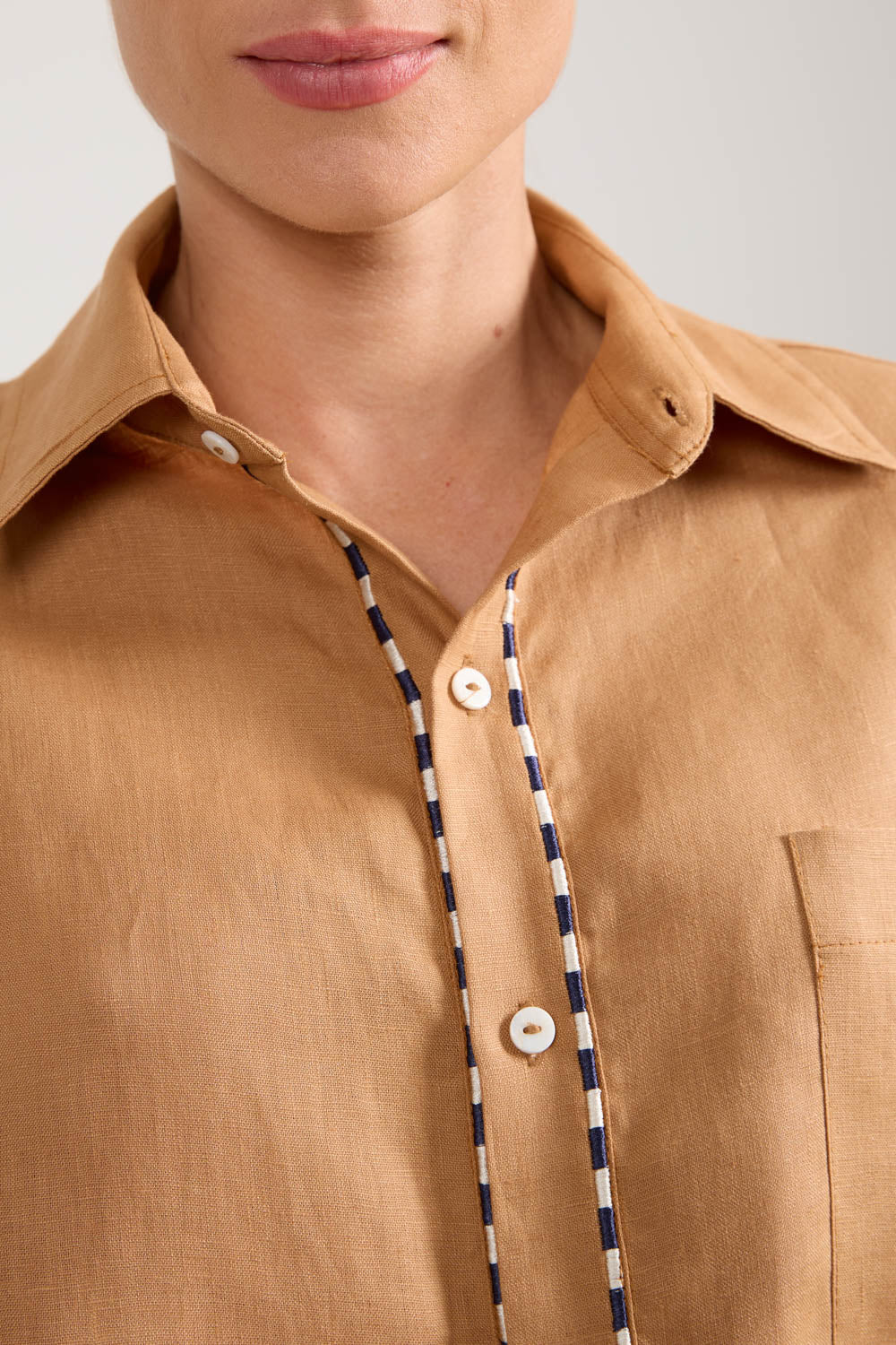 Camisa Detalhes Caramelo