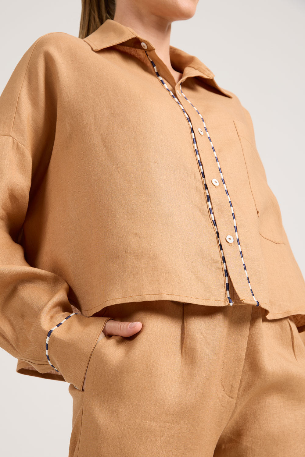 Camisa Detalhes Caramelo